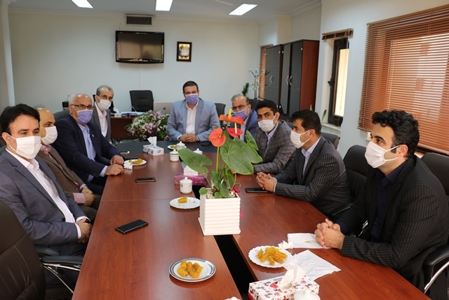 رییس و اعضای شورای اسلامی شهر به همراه سرپرست شهرداری لاهیجان با مسعودکاظمی مدیرکل دفتر امورشهری و شوراهای استانداری گیلان دیدار کردند.